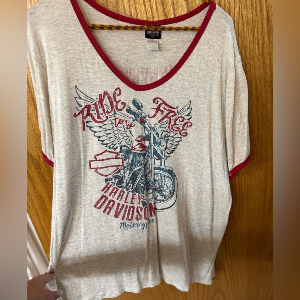 Harley-Davidson Cream Tee with Red and Blue Design